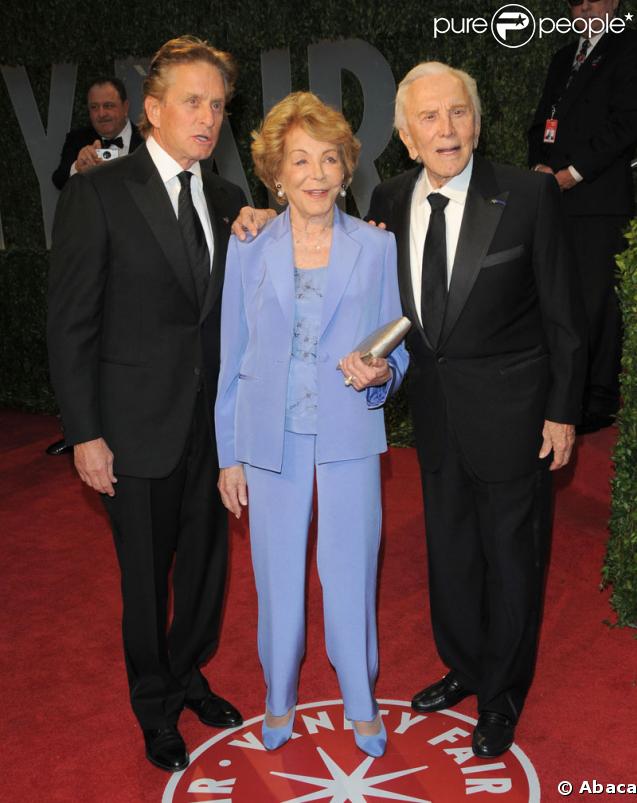 Michael Douglas pose avec son père Kirk et la seconde épouse de celui-ci, Anne Buydens, à la soirée Vanity-Fair (soirée post-Oscars)