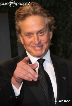 Michael Douglas pose à la soirée Vanity-Fair (soirée post-Oscars)