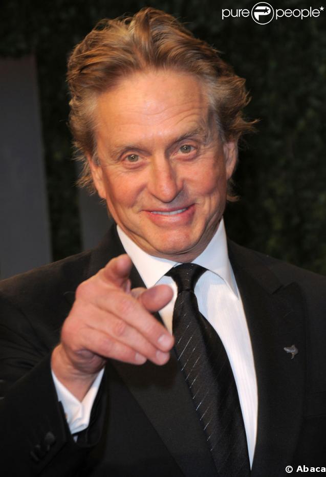 Michael Douglas pose à la soirée Vanity-Fair (soirée post-Oscars)