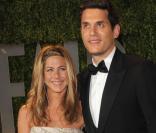 Jennifer Aniston et son compagnon John Mayer posent à la soirée Vanity-Fair (soirée post-Oscars)