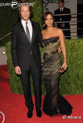 Halle Berry et Gabriel Audry posent à la soirée Vanity-Fair (soirée post-Oscars)