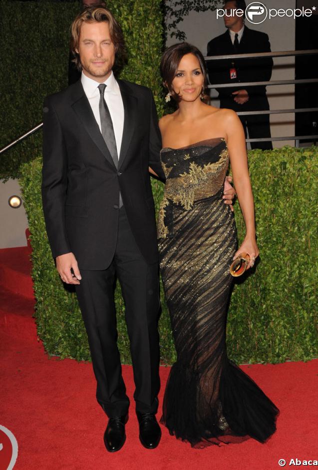 Halle Berry et Gabriel Audry posent à la soirée Vanity-Fair (soirée post-Oscars)