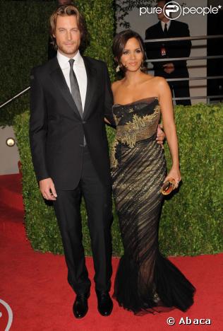 Halle Berry et Gabriel Audry posent à la soirée Vanity-Fair (soirée post-Oscars)