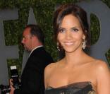 Halle Berry pose pour la soirée Vanity Fair (post-Oscars)