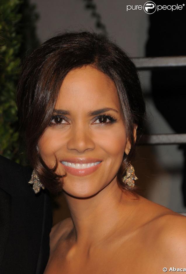 La sublime Halle Berry pose pour la soirée Vanity Fair (post-Oscars)