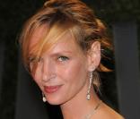 Uma Thurman nous offre un regard coquin en prenant la pose pour la soirée Vanity Fair (post-Oscars)