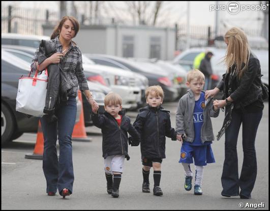 Coleen Rooney : en attendant d'être maman, elle s'exerce avec les enfants des autres