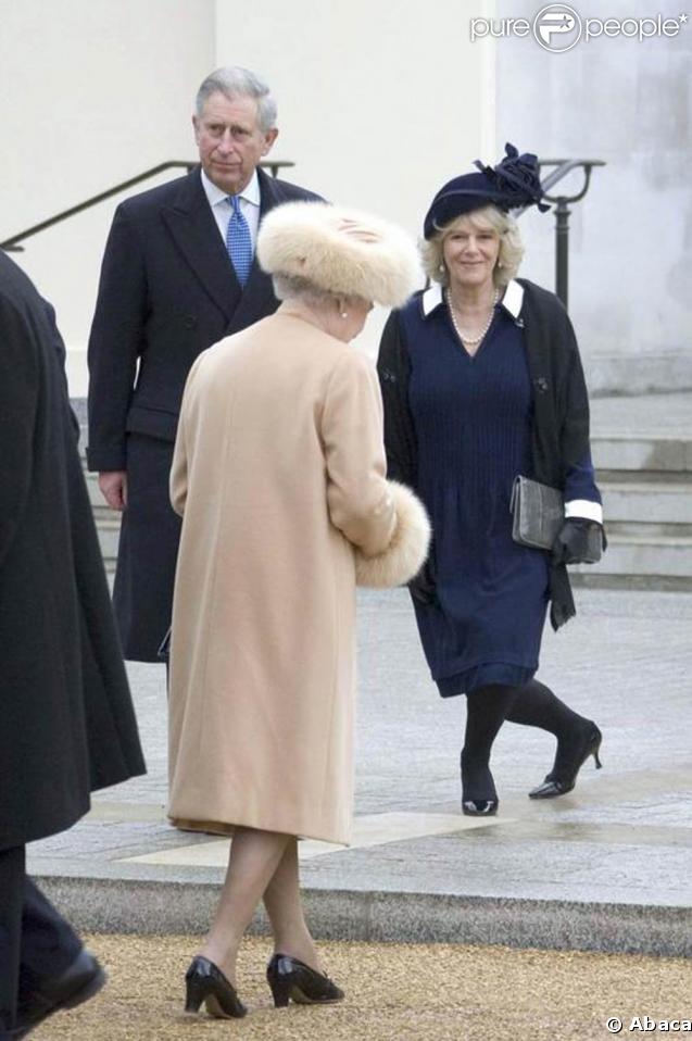La reine Elizabeth II à l'inauguration du mémorial pour la reine-mère. 24/02/09
