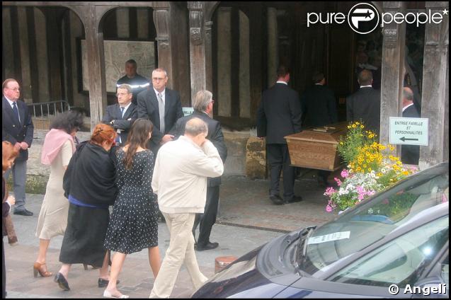 Les proches de Michel Serrault à ses funérailles  