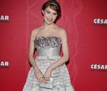Deborah François, ravissante dans sa robe couleur gris,  au théâtre du Chatelet pour la cérémonie des César 2009
