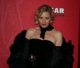 Florence Thomassin au théâtre du Chatelet pour la cérémonie des César 2009 habillée par Sonia Rykiel portait une combinaison pantalon en velours de soie noir avec une veste courte en plumes bleu nuit  