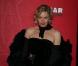 Florence Thomassin au théâtre du Chatelet pour la cérémonie des César 2009 habillée par Sonia Rykiel portait une combinaison pantalon en velours de soie noir avec une veste courte en plumes bleu nuit  