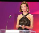 Carole Bouquet toujours aussi rayonnante dans sa sublime robe noire pour les César