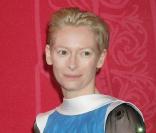 Tilda Swinton, avec une robe colorée signée Delacroix