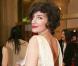 Jeanne Balibar, resplendissante dans sa robe décolletée... dans le dos !