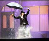 Les César 2009 : Antoine de Caunes qui se prend pour Gene Kelly
