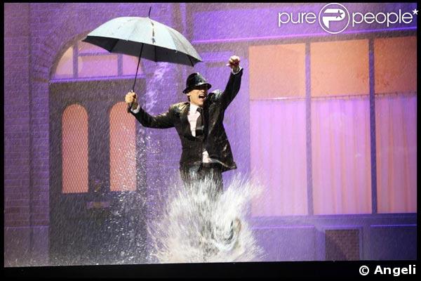 Les César 2009 : Antoine de Caunes qui se prend pour Gene Kelly