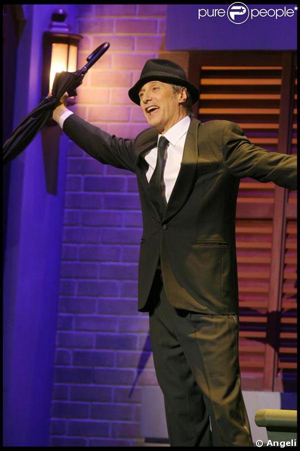 Les César 2009 : Antoine de Caunes qui se prend pour Gene Kelly 