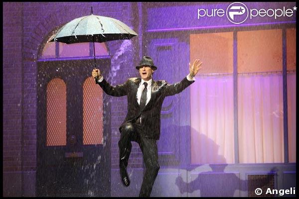 Les César 2009 : Antoine de Caunes qui se prend pour Gene Kelly