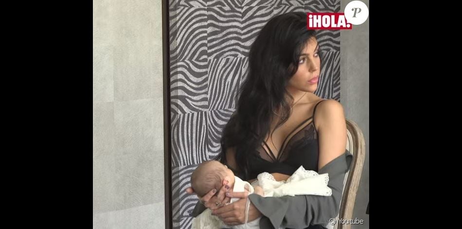 Georgina Rodriguez, compagne de Cristiano Ronaldo, participe à un shooting pour le magazine "Hola !" avec leur fille Alana Martina. Décembre 2017.