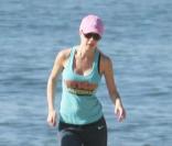 Heidi Montag en pleine séance de sport sur la plage de Malibu le 18 février 2009. Même quand elle transpire, la belle blonde sur-joue ! 