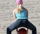 Heidi Montag en pleine séance de sport sur la plage de Malibu le 18 Février 2009.  