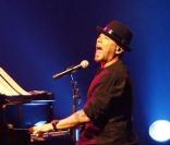 Pascal Obispo lors de son concert à Arcachon en faveur des victimes de la tempête