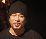 Pascal Obispo remet un chèque à la fin de son concert à Arcachon en faveur des victimes de la tempête