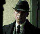 Christian Bale est Melvin Purvis, l'agent du FBI qui traque sans relâche John Dillinger, dans 