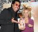Nicole et son daddy lors du lancement de son livre The Truth About Diamonds le 10 novembre 2005