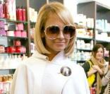 Telle une star Nicole dédicace son livre dans la boutique Kitson à L.A 3 décembre 2005