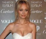 Divine en robe bustier de mousseline blanche... Gala 