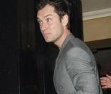 Jude Law à la sortie du pub de Guy Ritchie mardi soir à Londres