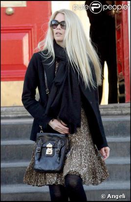 Claudia Schiffer dans les rues de Londres après avoir déposé ses enfants à l'école, le 6 mars 2009
