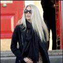 Claudia Schiffer... Chaque jour elle nous offre un nouveau défilé, rien que pour nous !