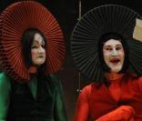 John Arnold et Jean-François Perrier lors du spectacle Le Soulier de satin mis en scène par Oliver Py au théâtre de l'Odéon à Paris le 4 mars 2009