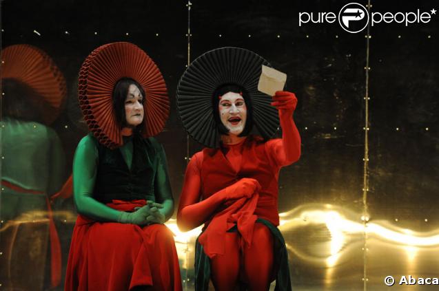 John Arnold et Jean-François Perrier lors du spectacle Le Soulier de satin mis en scène par Oliver Py au théâtre de l'Odéon à Paris le 4 mars 2009