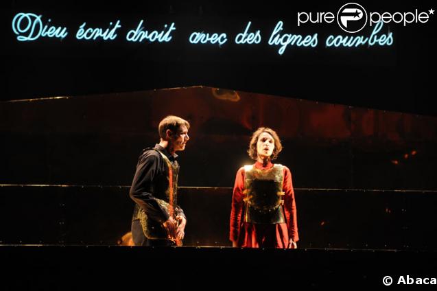 Jeanne Balibar et Christophe Maltot lors du spectacle Le Soulier de satin mis en scène par Oliver Py au théâtre de l'Odéon à Paris le 4 mars 2009