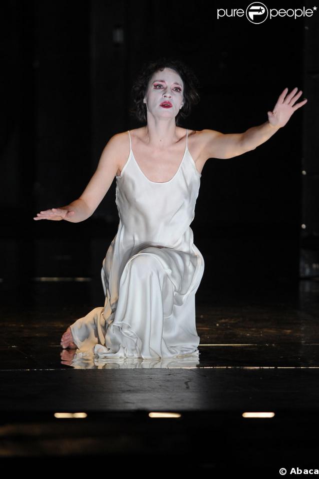 Jeanne Balibar lors du spectacle Le Soulier de satin mis en scène par Oliver Py au théâtre de l'Odéon à Paris le 4 mars 2009