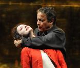 Jeanne Balibar et Miloud Khétib lors du spectacle Le Soulier de satin mis en scène par Oliver Py au théâtre de l'Odéon à Paris le 4 mars 2009