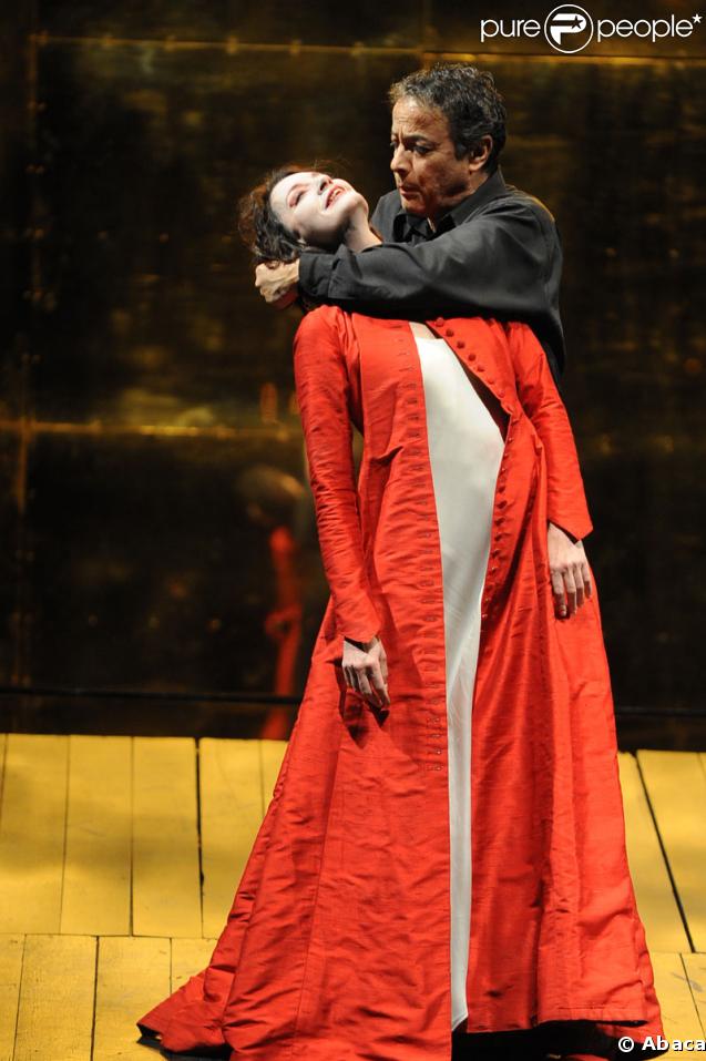 Jeanne Balibar et Miloud Khétib lors du spectacle Le Soulier de satin mis en scène par Oliver Py au théâtre de l'Odéon à Paris le 4 mars 2009
