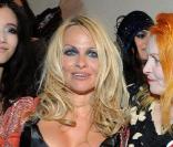 Pamela Anderson et Vivienne Westwood (à droite) 