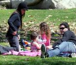 La comédienne Soleil Moon Frye, son mari Jason Goldberg et leurs enfants, au Coldwater Park, à Los Angeles, le 8 mars 2009.