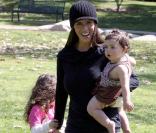La comédienne Soleil Moon Frye et ses enfants, au Coldwater Park, à Los Angeles, le 8 mars 2009.