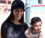 La comédienne Soleil Moon Frye et ses enfants, au Coldwater Park, à Los Angeles, le 8 mars 2009.
