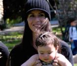La comédienne Soleil Moon Frye et ses enfants, au Coldwater Park, à Los Angeles, le 8 mars 2009.