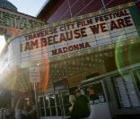 Madonna et Michael Moore à la projection du film ''I am because we are'' au Traverse City Festival le 2 septembre 2008 