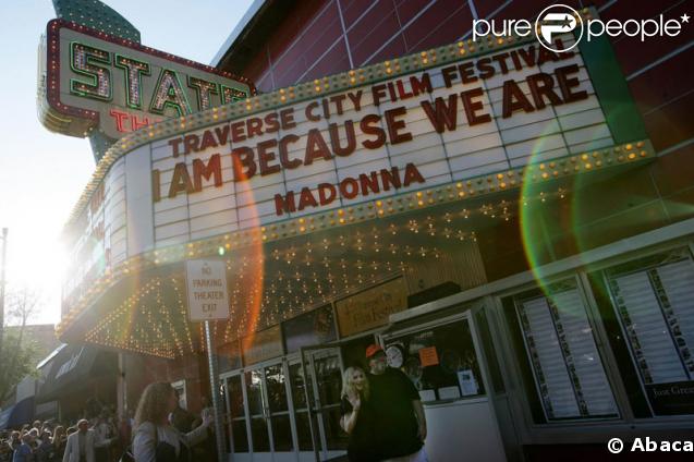 Madonna et Michael Moore à la projection du film ''I am because we are'' au Traverse City Festival le 2 septembre 2008 