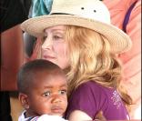 Madonna visitant un orphelinat du Malawi avec son fils adoptif David le 19 avril 2007