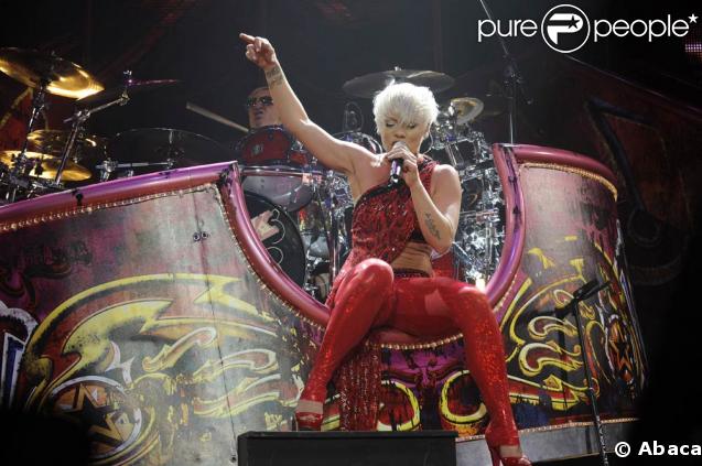 Pink à Paris-Bercy le 9 mars 2009 : un show explosif, drôle, sexy. Une fête foraine ambulante !